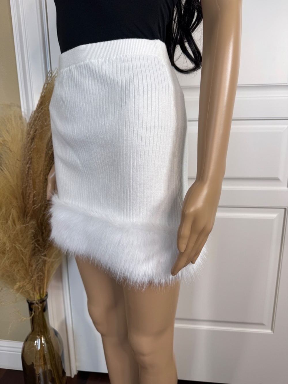 FAUX FUR TRIM RIBBED MINI SKIRT IN WHITR SIZE MEDIUM - NWT - Picture 7 of 16